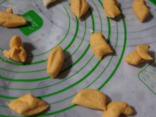 13、红薯开花馒头,首先把红薯面团平均分为16份