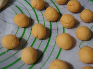 14、红薯开花馒头,揉成小圆团备用