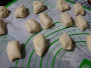 15、红薯开花馒头,白面团也一样分成均等的16份