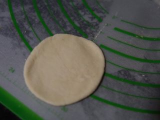 16、红薯开花馒头,取白面团擀至薄片