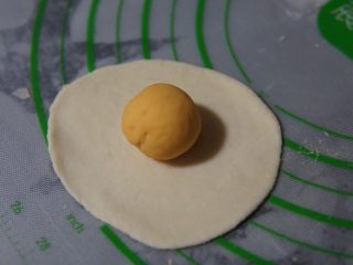 17、红薯开花馒头,把红薯面团放在白面团中间