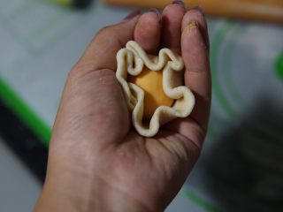 18、红薯开花馒头,如图所示，往中间合拢