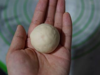 20、红薯开花馒头,收口朝下，揉成小圆团