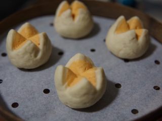 22、红薯开花馒头,依次做好所有的面团，放在蒸笼上，开始醒发20分钟。