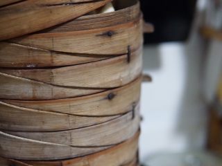 23、红薯开花馒头,冷水上锅，注意看我的蒸笼最上层没有全部盖紧，等全部上汽以后再盖紧蒸笼盖哦