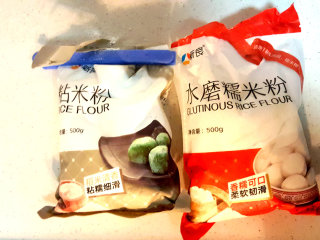1、经典南瓜饼,准备粘米粉，糯米粉。