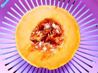 2、经典南瓜饼,准备一块南瓜。