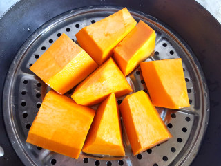 3、经典南瓜饼,去籽，去皮，切块，放入蒸锅中。