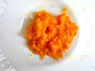 5、经典南瓜饼,搅成泥状。