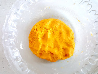 7、经典南瓜饼,揉成光滑的团。