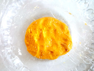 8、经典南瓜饼,盖上保鲜膜，醒半小时。