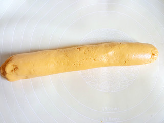 9、经典南瓜饼,随后搓成长条。