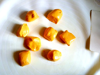 10、经典南瓜饼,切成数个小剂子。