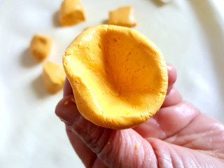11、经典南瓜饼,取一个小剂子，捏成碗状。