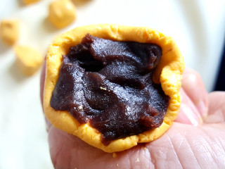 12、经典南瓜饼,加入豆沙。