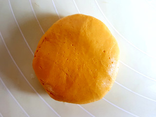 14、经典南瓜饼,搓圆，按扁。