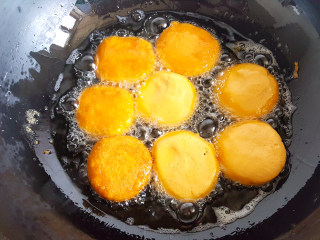 15、经典南瓜饼,放入油锅中。