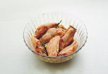 2、糯米鸡翅,鸡翅洗净，加入适量的盐、蚝油、料酒、黑胡椒粉、姜末、葱段、生抽，拌匀后蒙上保鲜膜，放入冰箱冷藏腌制2小时以上。