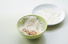 3、糯米鸡翅,糯米沥干水份，将腌制好的鸡翅均匀地蘸上一层糯米。