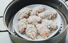 4、糯米鸡翅,盘子里铺上薄薄一层糯米，摆放上蘸了糯米的鸡翅。