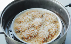 5、糯米鸡翅,蒸锅里倒入足量清水，水开后将鸡翅放在蒸笼里，蒸40分钟左右即可。