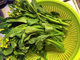 1、蒜蓉炒菜心,细杆小菜心。