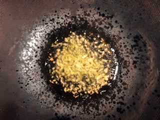 4、蒜蓉炒菜心,热锅冷油，下蒜蓉爆香。