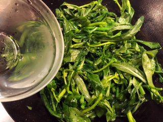 7、蒜蓉炒菜心,下半碗清水。