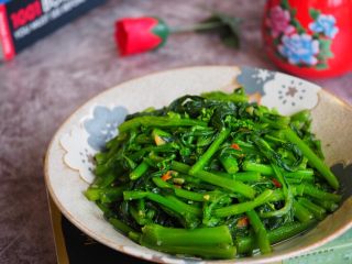 10、蒜蓉炒菜心,很嫩很甜。