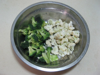 1、凉拌双花,白菜花、绿菜花用刀分小朵，洗净