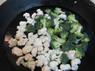 2、凉拌双花,焯水，如果喜欢脆口的，变色即可，如果喜欢熟烂些的，可以多焯一会儿