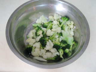 3、凉拌双花,过凉水，然后沥干待用