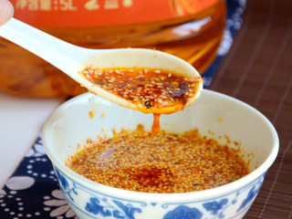 4、凉拌双花,提前炸好一碗芝麻辣椒油