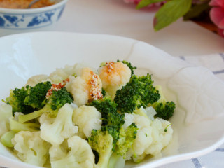 5、凉拌双花,根据口味撒入少量盐、辣椒油，拌匀即可