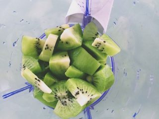 2、原汁原味水果冰棒,猕猴桃挑选比较硬实的切块，添加适量的白开水和白糖，榨汁。