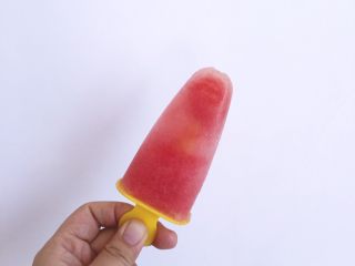 4、原汁原味水果冰棒,将果汁混入果肉倒入模具中，放入冷冻一晚，即可。