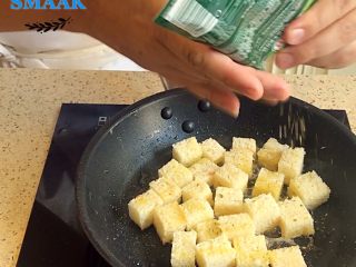 5、凯撒沙拉(家庭版),倒入面包丁,撒上牛至叶