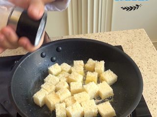 7、凯撒沙拉(家庭版),撒上适量盐