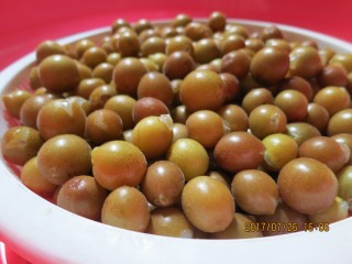 2、生津健胃化痰止咳黄皮果酱,一颗颗摘下、洗净沥干。