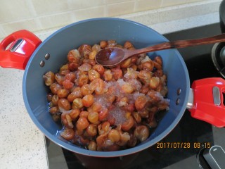 3、生津健胃化痰止咳黄皮果酱,腌过夜后的冰糖大部分已化水。