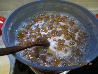 4、生津健胃化痰止咳黄皮果酱,大火烧开。