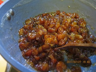 5、生津健胃化痰止咳黄皮果酱,慢慢熬至水分蒸发、浓稠即可。