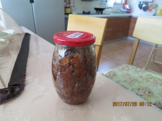 8、生津健胃化痰止咳黄皮果酱,冷却后装瓶密封好冰箱冷藏，几年都不坏，甚至是放越久止咳效果越好。