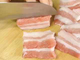 1、家庭韩式烤肉,一块上好的五花肉洗净切片。一定要选猪后腿肥瘦相间，没有膜的那种五花肉，烤起来才好吃。