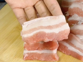 2、家庭韩式烤肉,切成这样厚一点的薄片，太厚不容易熟，太薄口感不好。