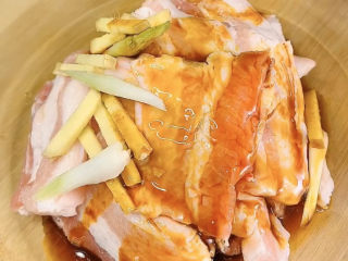 4、家庭韩式烤肉,加入一勺生抽