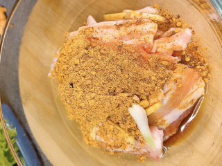 5、家庭韩式烤肉,一大勺烤肉料，没有烤肉料也可以用六婆辣椒面和奥尔良腌料按照7:3比例调匀，我试过几次，味道超级棒。