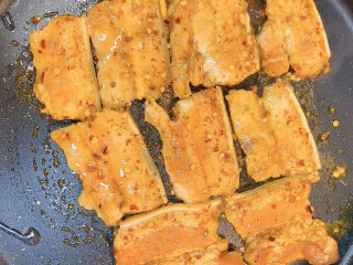 7、家庭韩式烤肉,锅里刷一层薄薄的油，下五花肉煎