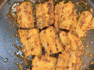 8、家庭韩式烤肉,煎到什么层度看个人喜欢，我脑公喜欢嫩一点的，而我喜欢吃那种煎到焦黄带点酥皮的那种，所以多煎一会。