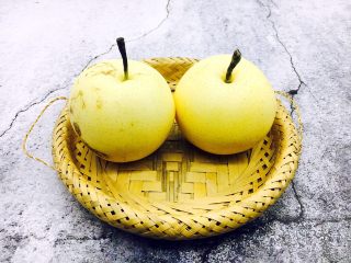 1、烤箱版 烤冰糖枸杞皇冠梨,皇冠梨2只。